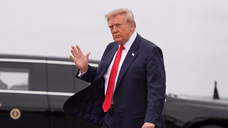 Trump dice que Ucrania necesita nuevo presidente tras las críticas de Zelenski por el acuerdo con Rusia