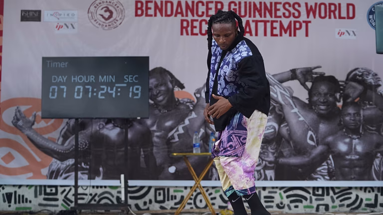 Un bailarín nigeriano completa una maratón de baile de 168 horas para batir un récord Guinness