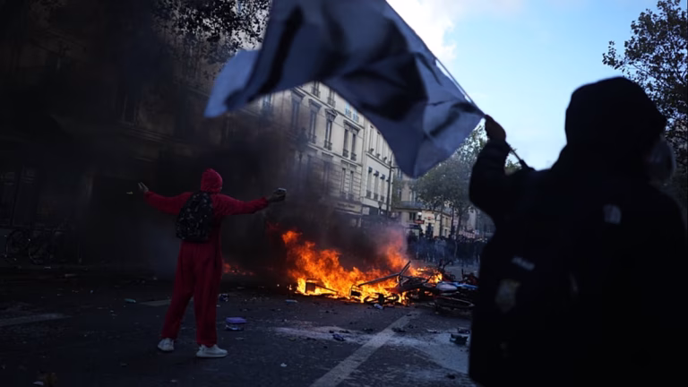 Un grupo de encapuchados agredió a un equipo de ‘Euronews’ durante las protestas masivas de París