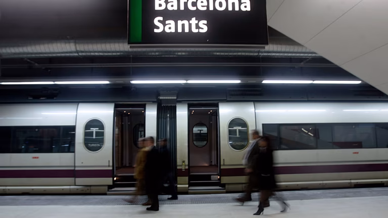 Un incendio en un AVE obliga a suspender los trenes de alta velocidad entre Madrid y Barcelona