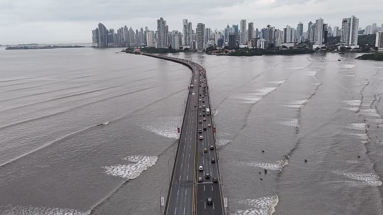 Un terremoto de magnitud 7,6 sacude Panamá y provoca evacuaciones en la capital