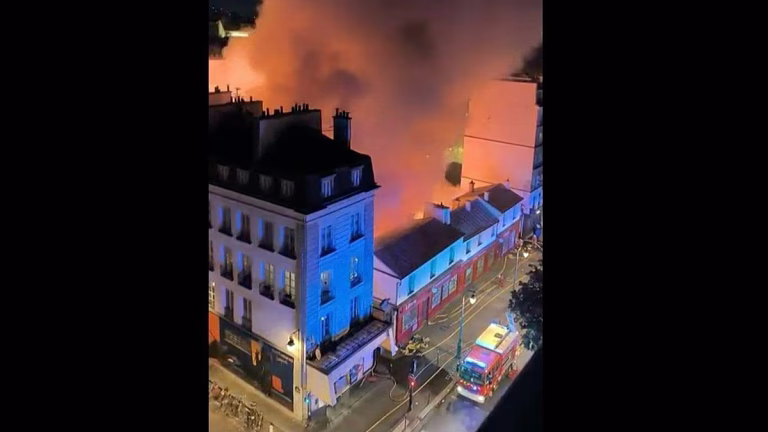 Un vídeo muestra el gran incendio que devasta un mercado gastronómico de 400 años en París