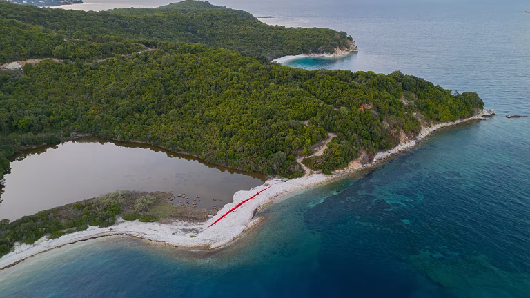 Una enorme herida roja en la costa de Grecia: la obra de arte que denuncia la destrucción de la naturaleza