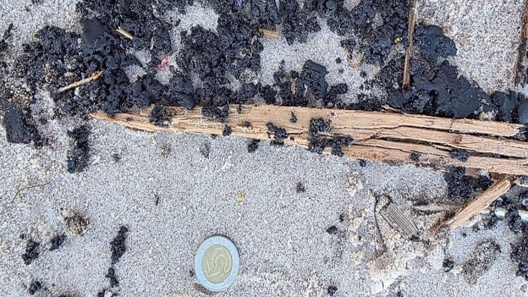 Una sustancia desconocida en las playas del Báltico activa las alarmas para los turistas