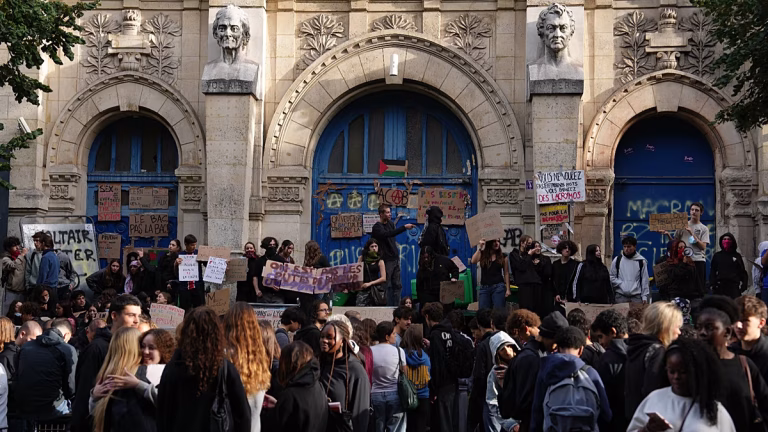 Unos 400 institutos cierran en Francia por las nuevas protestas de estudiantes