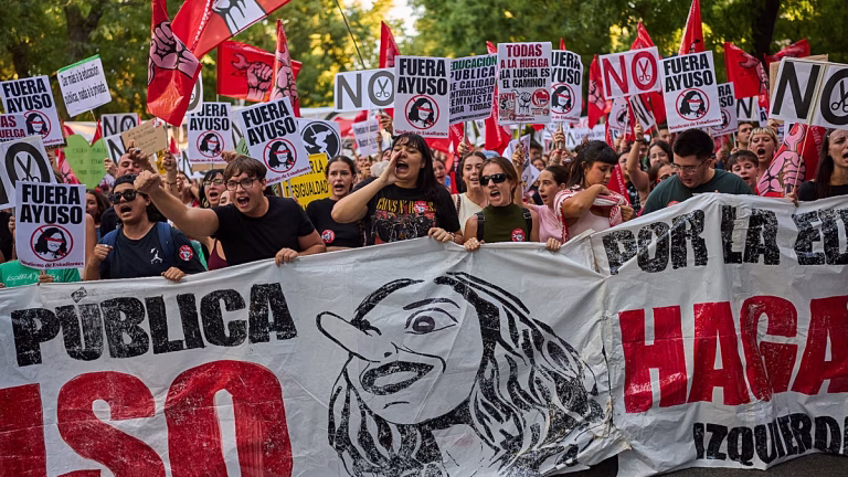 Varios manifestantes por la educación pública boicotan un acto de Díaz Ayuso y cortan otros puntos de Madrid
