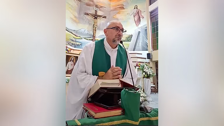 Video: muere un sacerdote al caerle una cruz durante la misa en Ecuador