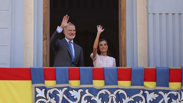 “Viva España”: Melilla se vuelca con los Reyes, que piden a Marruecos preservar una buena vecindad